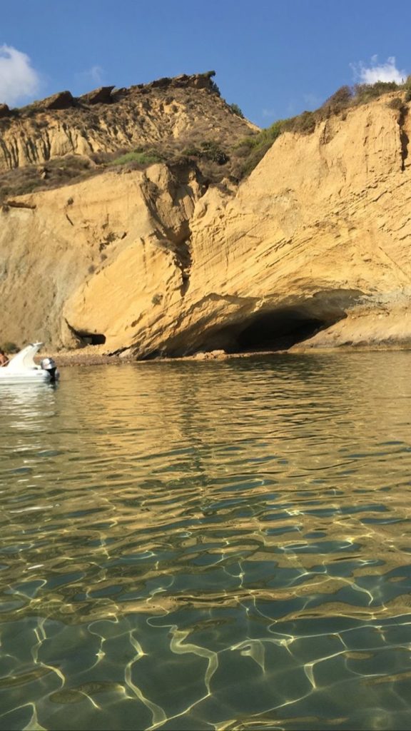 Caletta nascosta e scogliera di marna bianca alla Scala dei Turchi, una delle mete consigliate vicino Agrigento